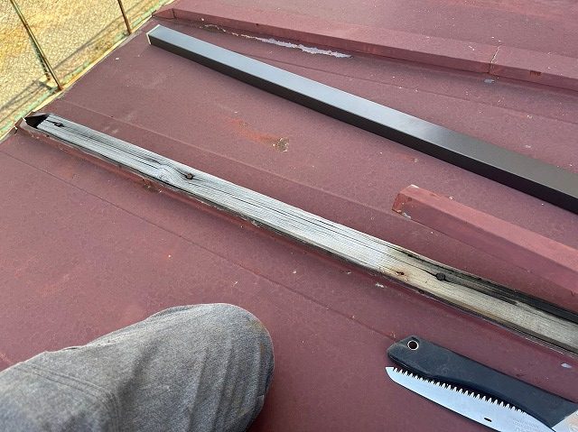 笛吹市　瓦棒屋根　板金飛散　下地劣化　修繕前
